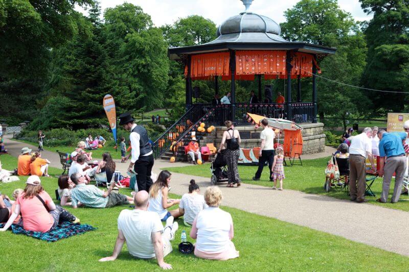 Fringe Sunday. Image courtesy of Ian J Parkes.